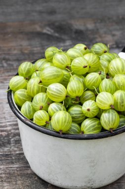 Ahşap arka planda taze olgun yeşil bektaşi üzümü 