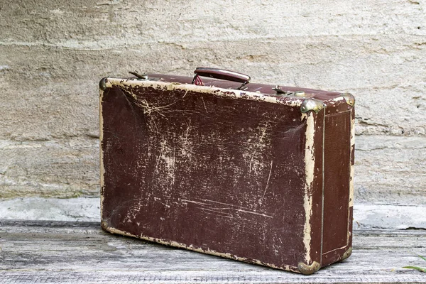 Old suitcase on wooden background — Stock Photo, Image