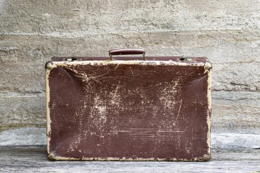 Ahşap arka planda eski bavul 