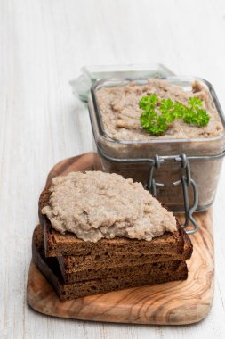 Beyaz izole otlar ile ringa gelen Forshmak macunu 