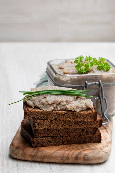 Pasta di Forshmak da aringa con erbe su tavolo di legno bianco — Foto Stock