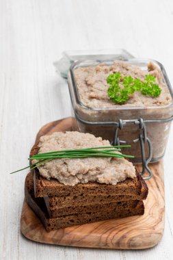 Beyaz ahşap masa üzerinde otlar ile ringa gelen Forshmak macunu 