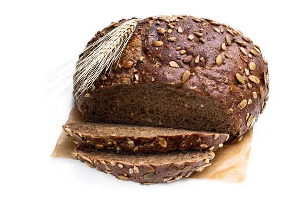 Gesneden volkorenroggebrood met zonnebloem en pompoenpitten geïsoleerd op wit — Stockfoto