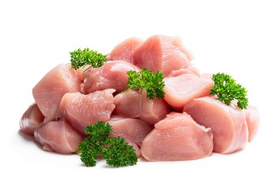 Çiğ tavuk göğsü fileto parçaları ve beyaz maydanoz bitkisi. 