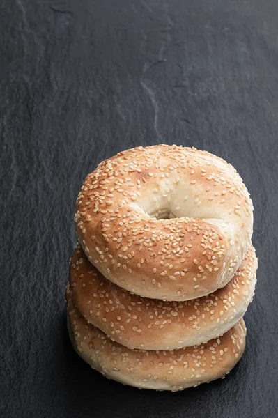 Egy Halom Szezámmagos Bagel Elszigetelt Fekete Háttér — Stock Fotó