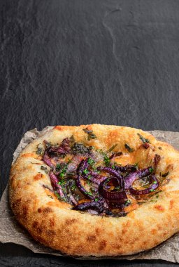 Kırmızı çedar ve balzamik kırmızı soğan siyah taş zemin üzerinde düz ekmek 