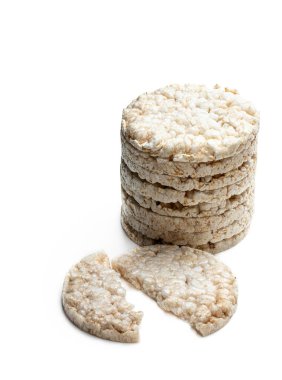 Beyaz üzerine izole edilmiş pirinç krakerleri. 