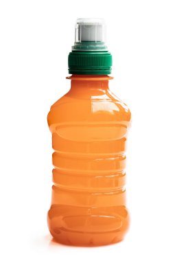 Küçük plastik bir şişe portakal suyu beyaza izole edilmiş. 