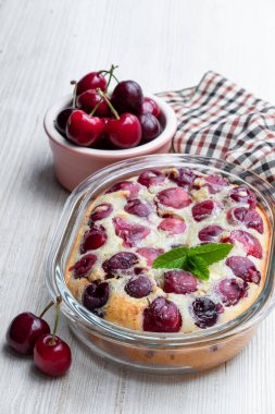 Kırsal ahşap masada vişneli turta. 