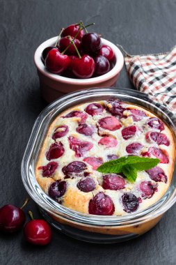 Siyah taş zemin üzerinde vişneli turta. 