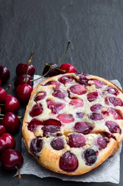 Siyah taş zemin üzerinde vişneli turta. 