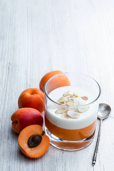 Postre Capas Vidrio Con Gelatina Albaricoque Con Mousse Vainilla — Foto de Stock