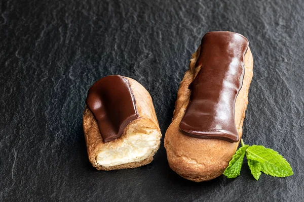 Éclairs Chocolat Sur Fond Pierre Noire — Photo