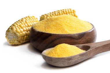 Tahta kasedeki mısır ezmesi polentası beyaza izole edilmiş. 