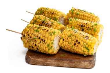 Beyazlar üzerinde izole edilmiş mısır. 