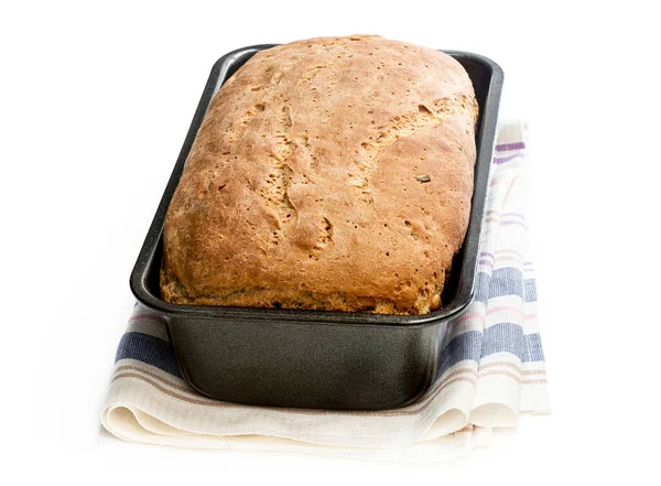 Huisgemaakt Volkorenroggebrood Bakvorm Geïsoleerd Wit — Stockfoto