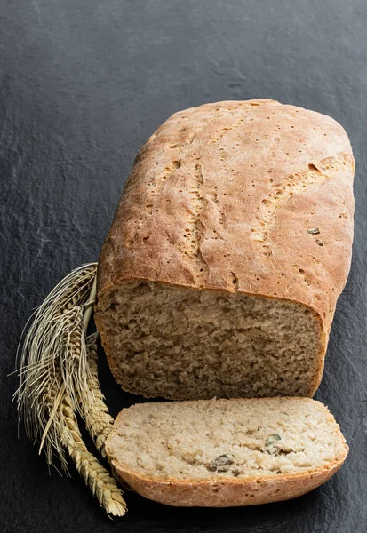Domácí Celozrnný Žitný Chléb Černém Kamenném Pozadí — Stock fotografie