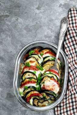 Cam kasede patlıcan ve kabak ızgarası. 