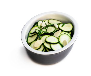 Terbiye edilmiş kabak dilimleri beyaz kasede izole edilmiş. 