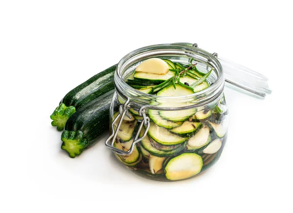 Terbiye edilmiş kabak dilimleri cam kavanozda, beyaza izole edilmiş. 