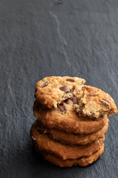 Ev yapımı yumuşak kurabiyeler, çikolata damlaları ve Hindistan cevizi. 