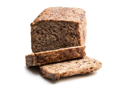 Buğdaysız vejetaryen somunu ve maya beyazda izole edilmiş. 