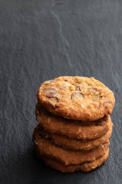 Ev yapımı yumuşak kurabiyeler, çikolata damlaları ve Hindistan cevizi. 