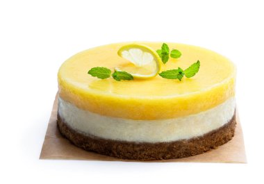 Beyaz üzerine izole edilmiş ev yapımı limonlu cheesecake. 