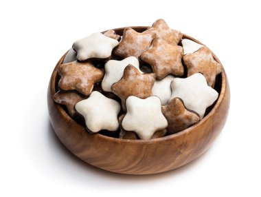 Şeker ve çikolata kaplı mevsimlik baharatlı kurabiyeler ahşap kasede izole edilmiş beyazda 