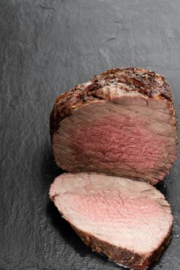 Siyah taşlı arka planda biftek. 