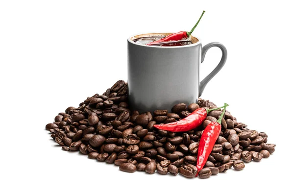 Caffè Nero Piccante Tazzina Con Fagioli Peperoncino Isolato Bianco — Foto Stock