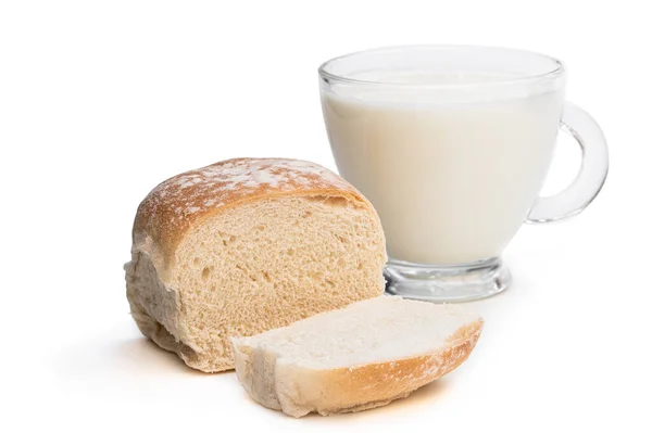 Frisch Gebackene Weizenbrötchen Und Glas Milch Isoliert Auf Weiß — Stockfoto