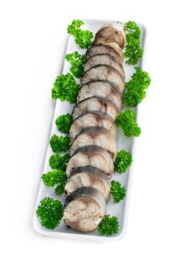 Dilimlenmiş füme uskumru balığı ve taze maydanoz. 