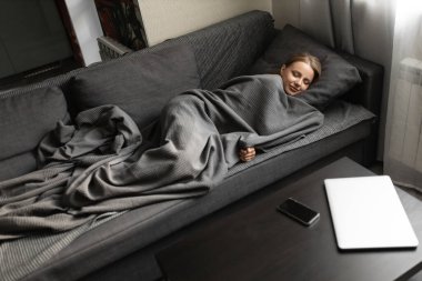 Güzel beyaz kadın evdeki kanepede uyuyor ve güzel rüyalar görüyor. Sağlıklı, iyi uykular..