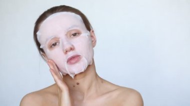 Güzel kız yüzüne kozmetik maske takıyor. Sağlıklı yüz derisi. 