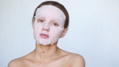 Güzel kız yüzüne kozmetik maske takıyor. Sağlıklı yüz derisi.