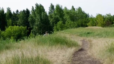 Spor giyimli erkekler parkta koşuyor. Açık hava sporları.