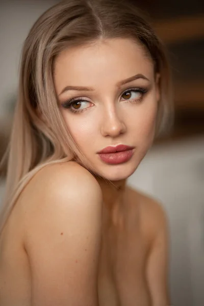 Porträt einer schönen kaukasischen Blondine — Stockfoto