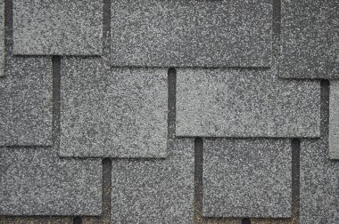 Koşu bandı üzerinde kauçuk asfalt kırıntısı doku. Binanın çatısı beton ve rekarn ile kaplıdır. Arka plan tuğla küçük parçalar