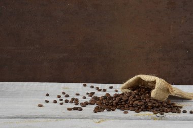 Paslı, çizik metal ve kahve çekirdekleri çuval