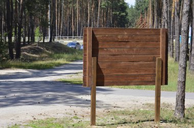 Yaz aylarında çam parkında ahşap reklam panosu