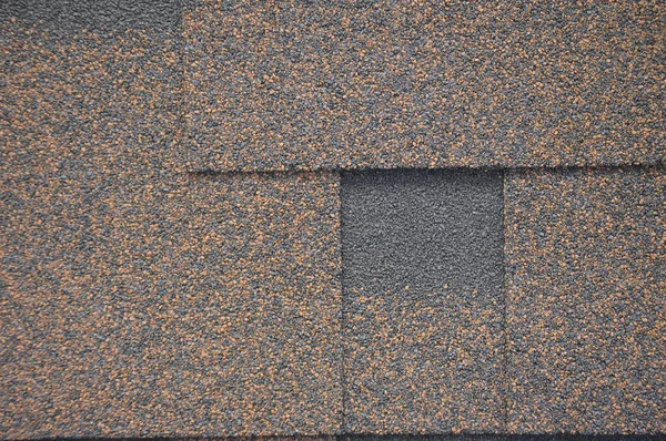 러닝머신의 아스팔트 부스러기의 건물의 지붕은 콘크리트와 수지로 덮여있다 벽돌의 — 스톡 사진