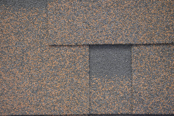 Текстура резиненного асфальта крошки на беговой дорожке. Крыша здания покрыта бетоном и смолой. Фон маленькие кусочки кирпича
