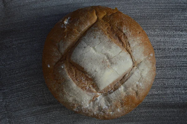 小麦粉と黒い背景の新鮮なスカンジナビアベチパン — ストック写真