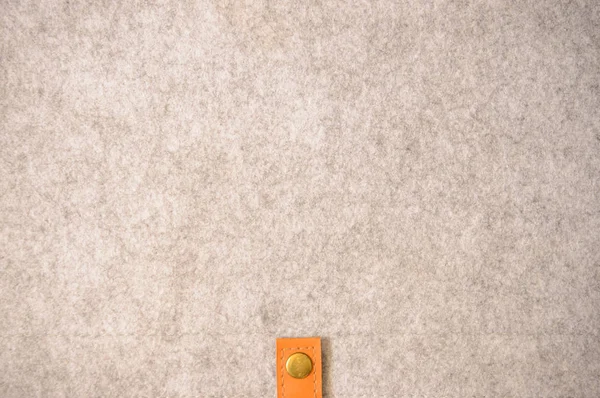 Die Textur Des Gehäuses Aus Weißem Filz Mit Orangefarbenen Ledereinsätzen — Stockfoto