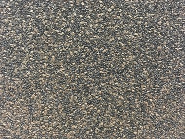 Koşu bandı üzerinde kauçuk asfalt kırıntısı doku. Binanın çatısı beton ve rekarn ile kaplıdır. Arka plan tuğla küçük parçalar