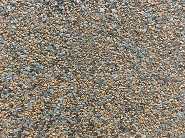 Koşu bandı üzerinde kauçuk asfalt kırıntısı doku. Binanın çatısı beton ve rekarn ile kaplıdır. Arka plan tuğla küçük parçalar