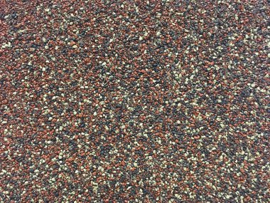 Koşu bandı üzerinde kauçuk asfalt kırıntısı doku. Binanın çatısı beton ve rekarn ile kaplıdır. Arka plan tuğla küçük parçalar