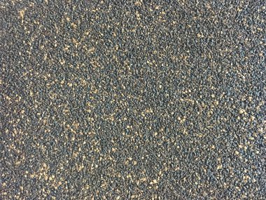 Koşu bandı üzerinde kauçuk asfalt kırıntısı doku. Binanın çatısı beton ve rekarn ile kaplıdır. Arka plan tuğla küçük parçalar