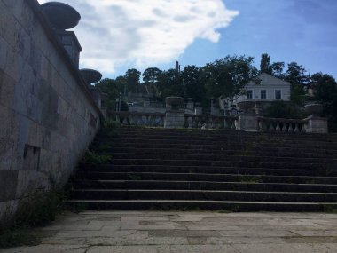 Dağa giden merdivenler. Dağdaki gözlem güvertesi şehre bakıyor. Liman şehri Kerch. Eski merdiven.